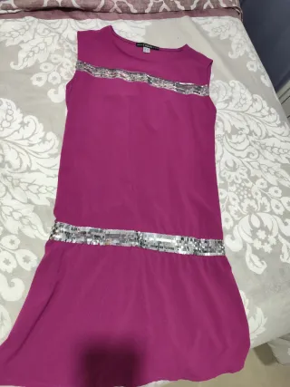 Vestido fucsia con detalles plateados