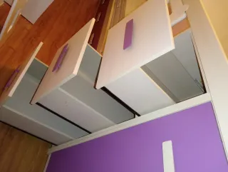 Tren cama nido con armario y escaleras. Urge