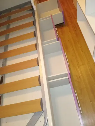 Tren cama nido con armario y escaleras. Urge