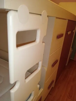 Tren cama nido con armario y escaleras. Urge