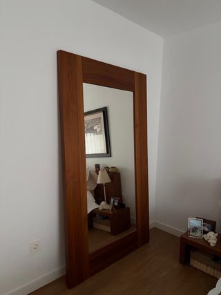 Espejo de nogal con marco de madera