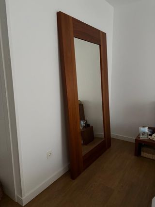 Espejo de nogal con marco de madera