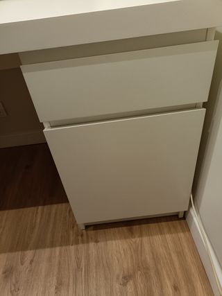 Mesa de escritorio blanca con cajonera.