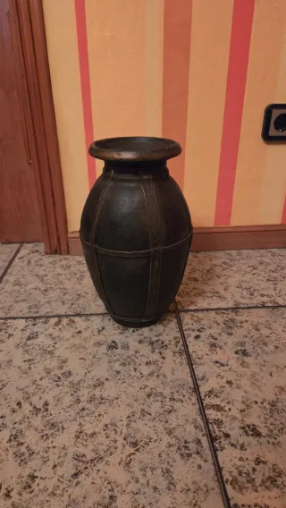 Jarrón metálico decorativo