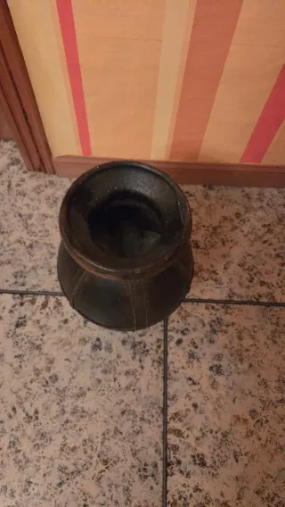 Jarrón metálico decorativo