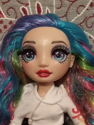 Muñeca Rainbow High Amaya Reina