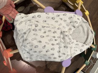 Arrullo para coche de bebé con piñas