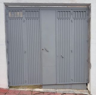 Puerta de garaje metálica gris