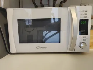 Microondas Candy Blanco. Zona Barajas