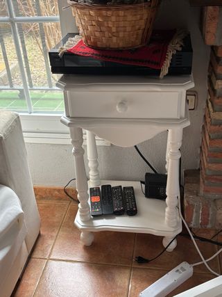 Mesa auxiliar blanca de madera