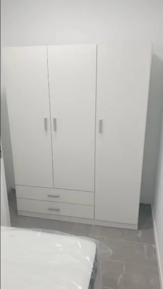 Armario blanco de madera