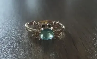 Anello a forma di granchio con pietra blu