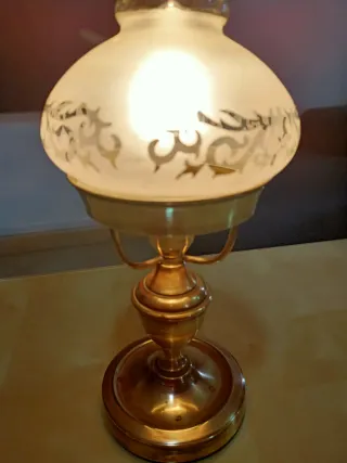 Lámpara Victoriana de Latón y Cristal Esmerilado