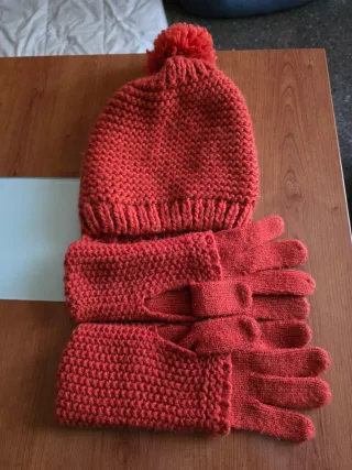Gorro y guantes largos rojos