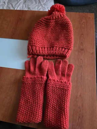 Gorro y guantes largos rojos