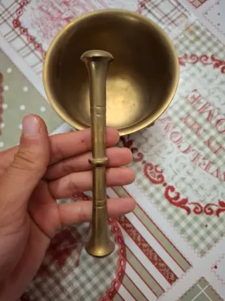 Mortero y mano de bronce antiguo