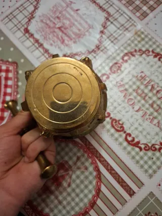 Mortero y mano de bronce antiguo