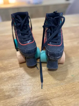 Patines de 4 ruedas. Incluye bolsa transporte