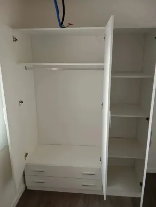 Armario blanco con cajones y baldas