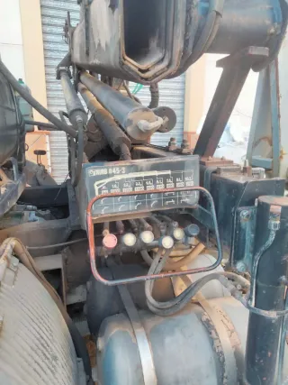 Camión Volvo FL6 14 con grúa hiab 045 y equipo de