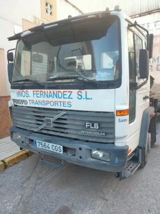 Camión Volvo FL6 14 con grúa hiab 045 y equipo de