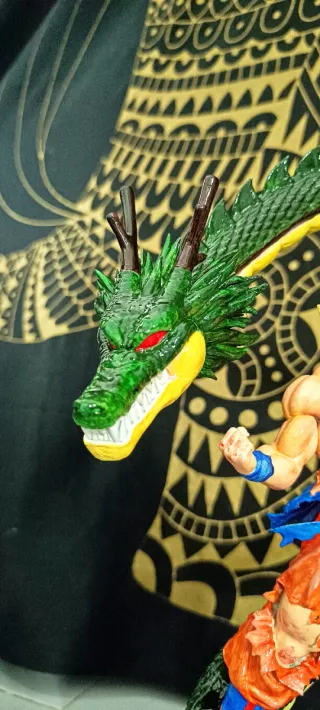 Goku con Dragón Shenron Figura