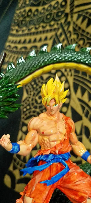Goku con Dragón Shenron Figura