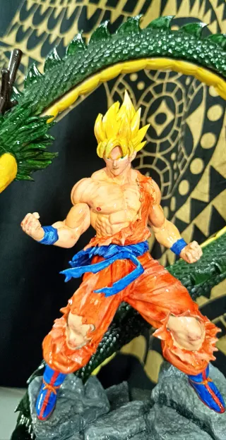Goku con Dragón Shenron Figura