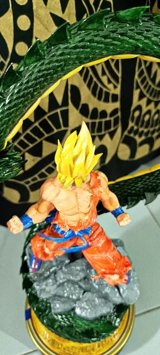 Goku con Dragón Shenron Figura
