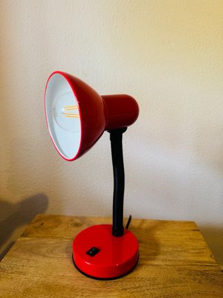 Lámpara de escritorio vintage roja