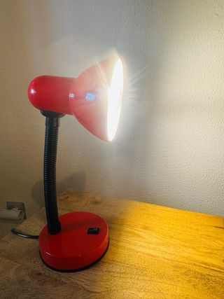 Lámpara de escritorio vintage roja