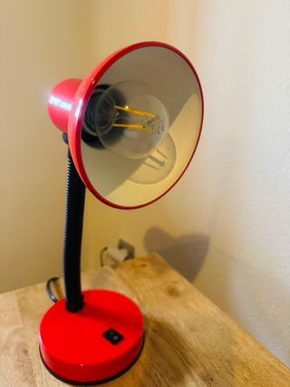 Lámpara de escritorio vintage roja