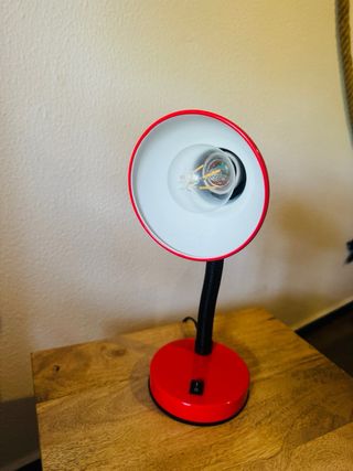 Lámpara de escritorio vintage roja