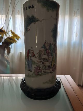 Jarrón de porcelana chino con figuras