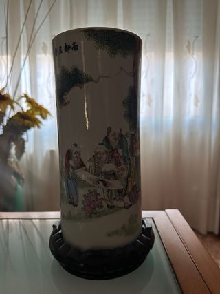 Jarrón de porcelana chino con figuras