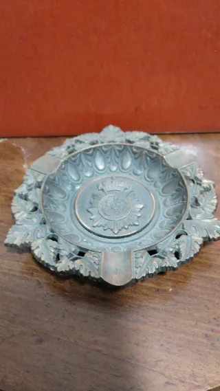 Cenicero con escudo del CNP