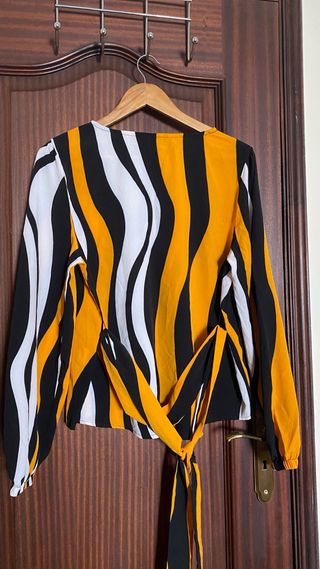 Camisa estampada preta e amarela