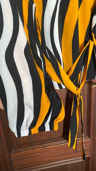 Camisa estampada preta e amarela