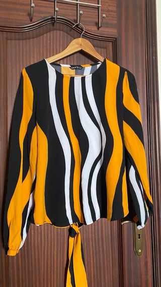 Camisa estampada preta e amarela