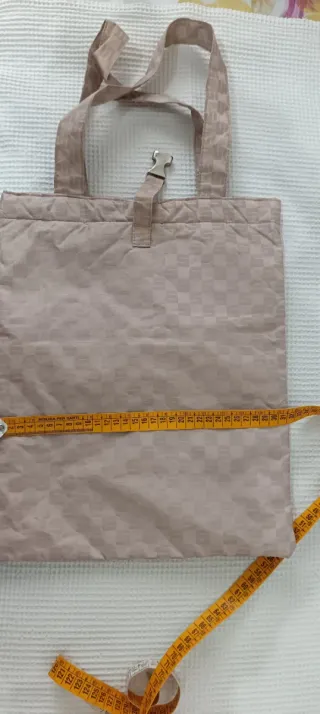 Borsetta a spalla rosa cipria in nylon. Usata