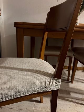 Mesa de comedor y 4 sillas