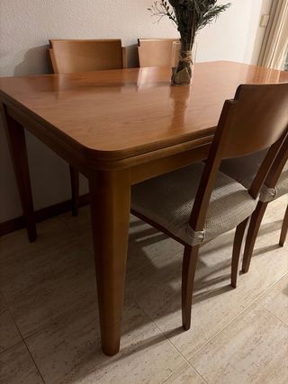 Mesa de comedor y 4 sillas