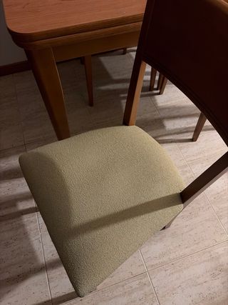 Mesa de comedor y 4 sillas
