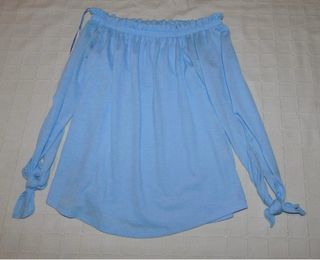 Blusa azul hombros descubiertos