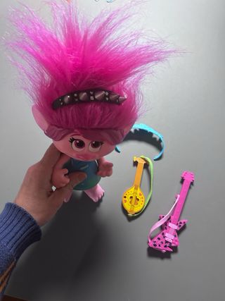 Muñeco musical Poppy Trolls, guitarra y accesorios