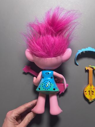 Muñeco musical Poppy Trolls, guitarra y accesorios