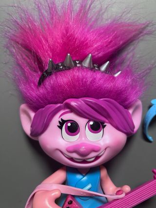 Muñeco musical Poppy Trolls, guitarra y accesorios