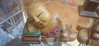 Figuras de madera de niños durmiendo