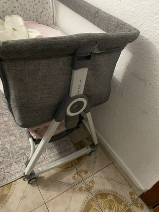Cuna de viaje gris