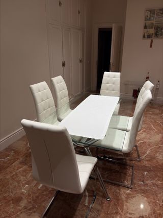 Mesa de comedor de cristal y metal